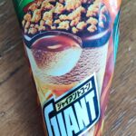 セブンイレブンに売っていた、新作！！江崎グリコ『ジャイアントコーン 生キャラメル』をご紹介！！タイトルだけでおいしいのが分かるが、果たして！？ まず一口目、サク